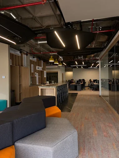 Lounge y área de trabajo colaborativo dentro de las oficinas BITS Chihuahua